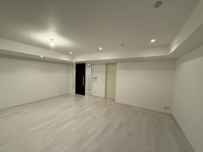 【居間・リビング】 | クラッシィハウス高輪 | 壁面が広く、大きい家具や絵画の配置にも選択肢が様々。