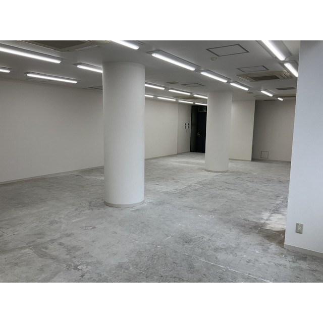 エビデンスの内装|明るい色調の室内です