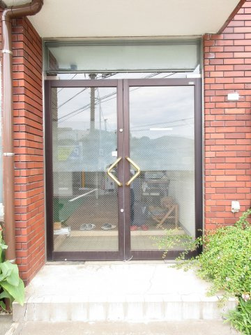 泉町事務所のエントランス|建物の内部です