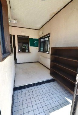 鳩ヶ谷緑町店舗の玄関|明るい玄関です