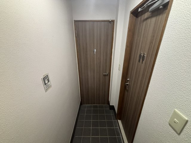 TYG第2泉町ビルのトイレ|落ち着いた色調のトイレです