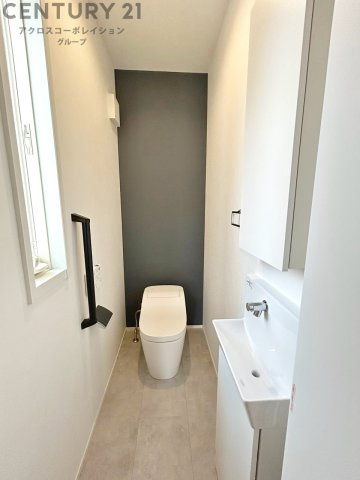 温水洗浄便座付トイレは温水洗浄機能により、暖かい水でおしりを洗浄することができ、冷たい水を使う従来の便座に比べ、温水洗浄機能で暖かいトイレを提供し、快適な使用を可能にします。
