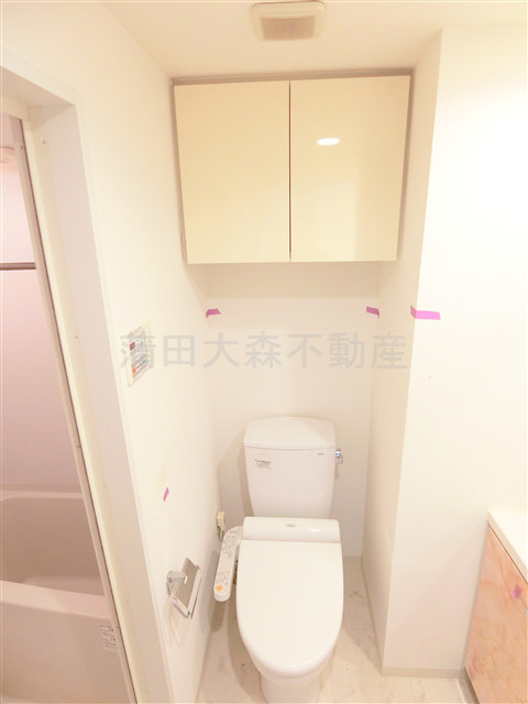 ヴェルステージ蒲田駅前のトイレ|吊り戸棚と温水暖房便座付