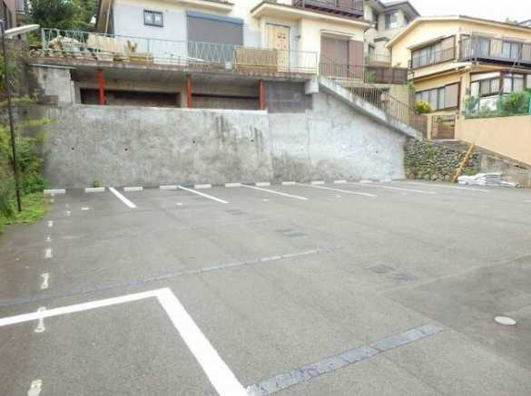 ジーハウスの駐車場