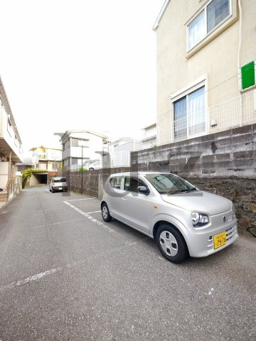ジーハウスの駐車場