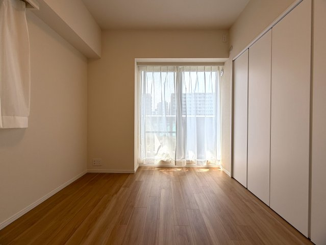 このマンション、近くを通ったことある人なら、あーあれね！ってなる。広大な敷地に複数棟建つ光景は圧巻！このお部屋も３面角部屋ですから、言うことないでしょう！！な、『パークシティ横濱Ｅ棟』リノベーションの洋室|落ち着いた色調の洋室です