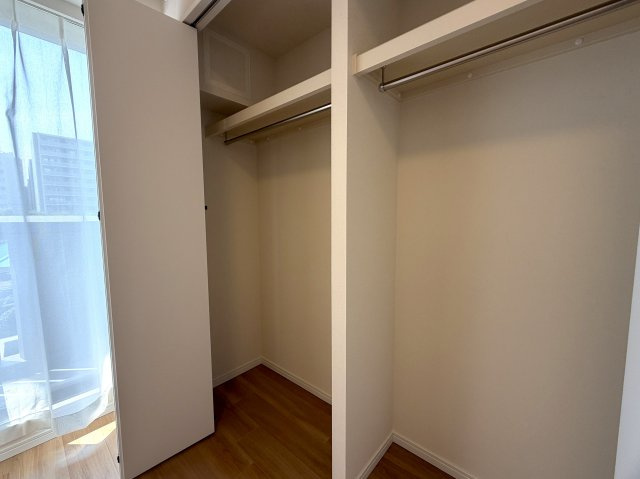 このマンション、近くを通ったことある人なら、あーあれね！ってなる。広大な敷地に複数棟建つ光景は圧巻！このお部屋も３面角部屋ですから、言うことないでしょう！！な、『パークシティ横濱Ｅ棟』リノベーションの収納|便利な収納スペースです