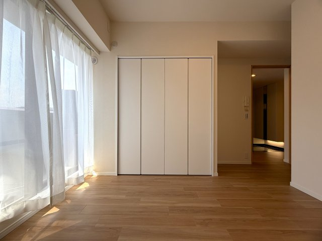このマンション、近くを通ったことある人なら、あーあれね！ってなる。広大な敷地に複数棟建つ光景は圧巻！このお部屋も３面角部屋ですから、言うことないでしょう！！な、『パークシティ横濱Ｅ棟』リノベーションの洋室|きれいな洋室です