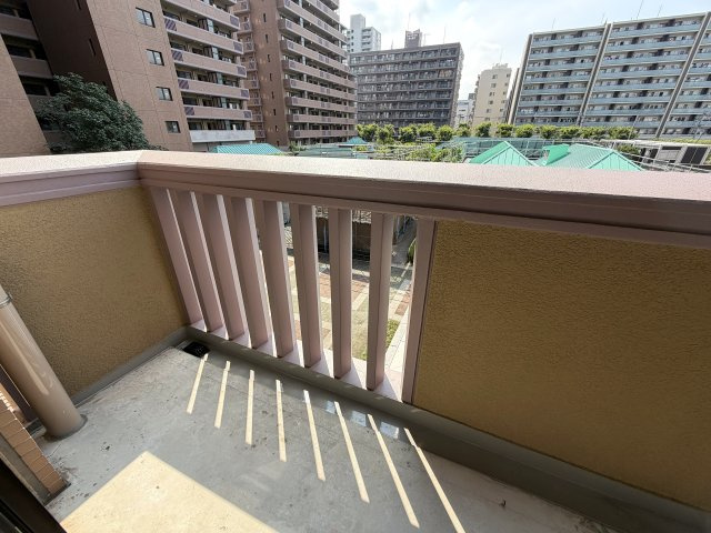 このマンション、近くを通ったことある人なら、あーあれね！ってなる。広大な敷地に複数棟建つ光景は圧巻！このお部屋も３面角部屋ですから、言うことないでしょう！！な、『パークシティ横濱Ｅ棟』リノベーションのバルコニー|バルコニーがあります