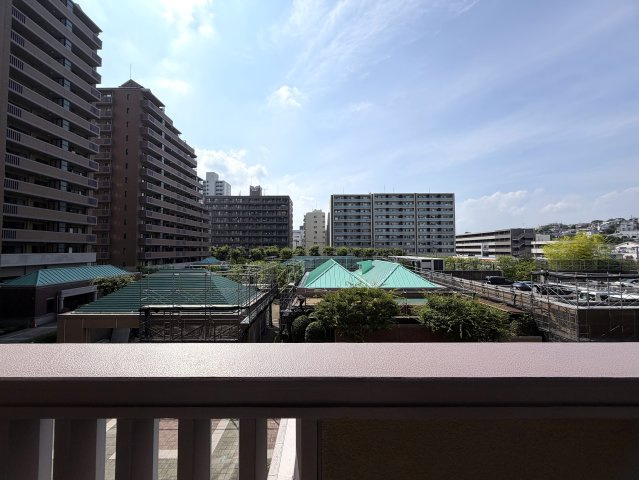 このマンション、近くを通ったことある人なら、あーあれね！ってなる。広大な敷地に複数棟建つ光景は圧巻！このお部屋も３面角部屋ですから、言うことないでしょう！！な、『パークシティ横濱Ｅ棟』リノベーションの展望