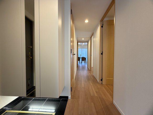 このマンション、近くを通ったことある人なら、あーあれね！ってなる。広大な敷地に複数棟建つ光景は圧巻！このお部屋も３面角部屋ですから、言うことないでしょう！！な、『パークシティ横濱Ｅ棟』リノベーションの玄関|毎日通る玄関はこちらです