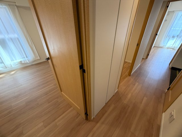 このマンション、近くを通ったことある人なら、あーあれね！ってなる。広大な敷地に複数棟建つ光景は圧巻！このお部屋も３面角部屋ですから、言うことないでしょう！！な、『パークシティ横濱Ｅ棟』リノベーションの内装|過ごしやすい室内です