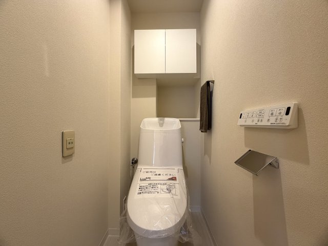 このマンション、近くを通ったことある人なら、あーあれね！ってなる。広大な敷地に複数棟建つ光景は圧巻！このお部屋も３面角部屋ですから、言うことないでしょう！！な、『パークシティ横濱Ｅ棟』リノベーションのトイレ|ゆったりとした空間のトイレです