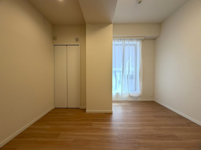 このマンション、近くを通ったことある人なら、あーあれね！ってなる。広大な敷地に複数棟建つ光景は圧巻！このお部屋も３面角部屋ですから、言うことないでしょう！！な、『パークシティ横濱Ｅ棟』リノベーションの洋室|洋室です