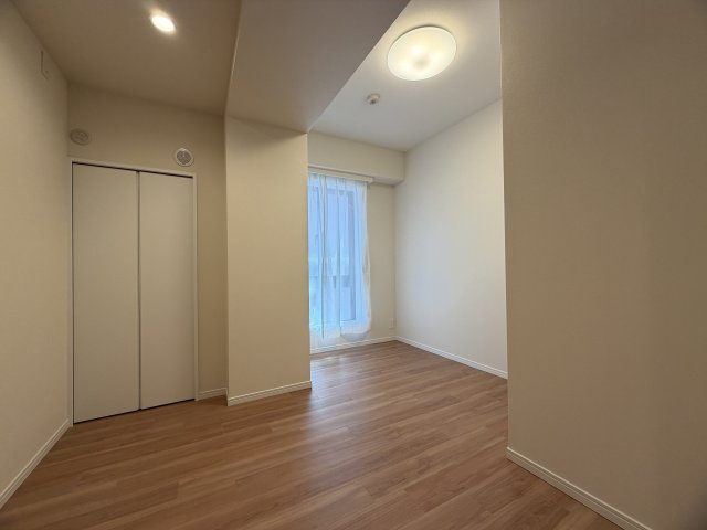 このマンション、近くを通ったことある人なら、あーあれね！ってなる。広大な敷地に複数棟建つ光景は圧巻！このお部屋も３面角部屋ですから、言うことないでしょう！！な、『パークシティ横濱Ｅ棟』リノベーションの洋室|スタンダードな洋室です