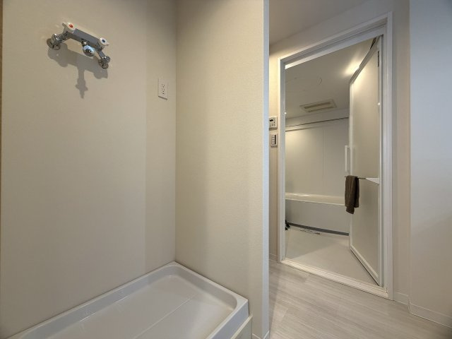 このマンション、近くを通ったことある人なら、あーあれね！ってなる。広大な敷地に複数棟建つ光景は圧巻！このお部屋も３面角部屋ですから、言うことないでしょう！！な、『パークシティ横濱Ｅ棟』リノベーションのランドリースペース