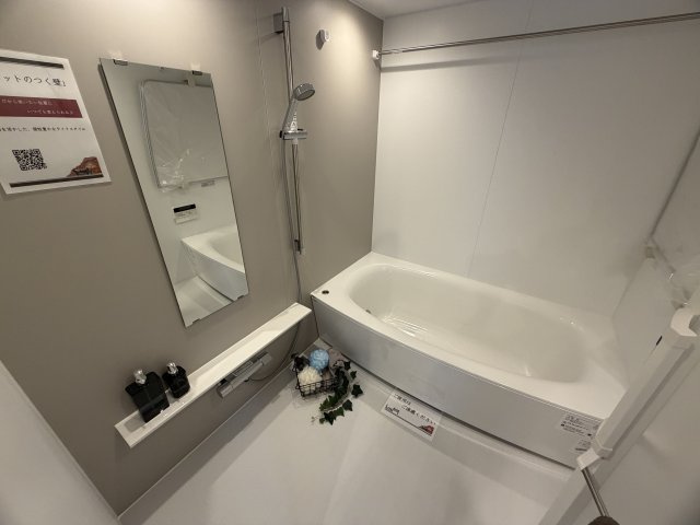このマンション、近くを通ったことある人なら、あーあれね！ってなる。広大な敷地に複数棟建つ光景は圧巻！このお部屋も３面角部屋ですから、言うことないでしょう！！な、『パークシティ横濱Ｅ棟』リノベーションの浴室|日々の暮らしに欠かせないお風呂です