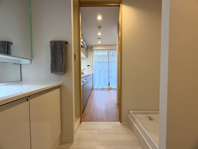 このマンション、近くを通ったことある人なら、あーあれね！ってなる。広大な敷地に複数棟建つ光景は圧巻！このお部屋も３面角部屋ですから、言うことないでしょう！！な、『パークシティ横濱Ｅ棟』リノベーションの独立洗面台|独立洗面台、朝の身支度には欠かせません