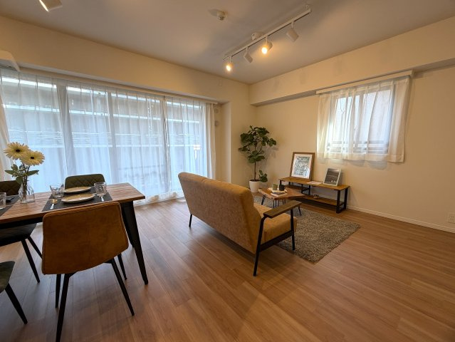 このマンション、近くを通ったことある人なら、あーあれね！ってなる。広大な敷地に複数棟建つ光景は圧巻！このお部屋も３面角部屋ですから、言うことないでしょう！！な、『パークシティ横濱Ｅ棟』リノベーションの居間・リビング|こちらの居間で趣味の時間をお楽しみください