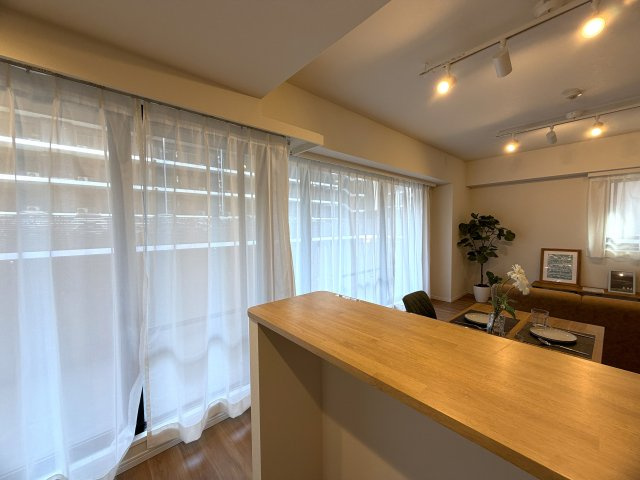 このマンション、近くを通ったことある人なら、あーあれね！ってなる。広大な敷地に複数棟建つ光景は圧巻！このお部屋も３面角部屋ですから、言うことないでしょう！！な、『パークシティ横濱Ｅ棟』リノベーションの居間・リビング|リビングです
