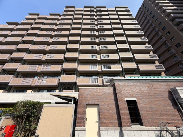 このマンション、近くを通ったことある人なら、あーあれね！ってなる。広大な敷地に複数棟建つ光景は圧巻！このお部屋も３面角部屋ですから、言うことないでしょう！！な、『パークシティ横濱Ｅ棟』リノベーションの外観|落ち着いた雰囲気の外観です