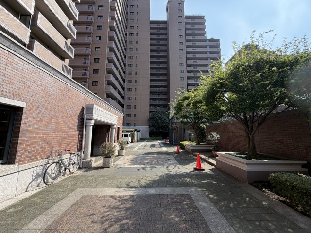 このマンション、近くを通ったことある人なら、あーあれね！ってなる。広大な敷地に複数棟建つ光景は圧巻！このお部屋も３面角部屋ですから、言うことないでしょう！！な、『パークシティ横濱Ｅ棟』リノベーションの外観|きれいな外観です