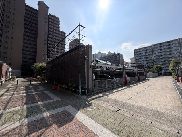 このマンション、近くを通ったことある人なら、あーあれね！ってなる。広大な敷地に複数棟建つ光景は圧巻！このお部屋も３面角部屋ですから、言うことないでしょう！！な、『パークシティ横濱Ｅ棟』リノベーションの駐車場