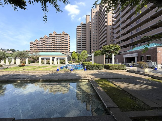 このマンション、近くを通ったことある人なら、あーあれね！ってなる。広大な敷地に複数棟建つ光景は圧巻！このお部屋も３面角部屋ですから、言うことないでしょう！！な、『パークシティ横濱Ｅ棟』リノベーションの外観|おしゃれな外観です