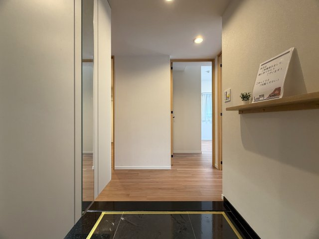 このマンション、近くを通ったことある人なら、あーあれね！ってなる。広大な敷地に複数棟建つ光景は圧巻！このお部屋も３面角部屋ですから、言うことないでしょう！！な、『パークシティ横濱Ｅ棟』リノベーションの玄関|シンプルで使いやすい玄関です