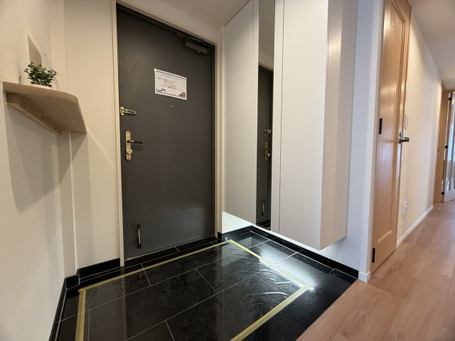このマンション、近くを通ったことある人なら、あーあれね！ってなる。広大な敷地に複数棟建つ光景は圧巻！このお部屋も３面角部屋ですから、言うことないでしょう！！な、『パークシティ横濱Ｅ棟』リノベーションの玄関|ゆったりとした玄関です