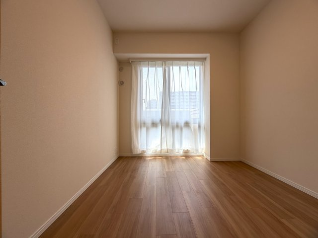 このマンション、近くを通ったことある人なら、あーあれね！ってなる。広大な敷地に複数棟建つ光景は圧巻！このお部屋も３面角部屋ですから、言うことないでしょう！！な、『パークシティ横濱Ｅ棟』リノベーションの洋室|落ち着いた色調の洋室です