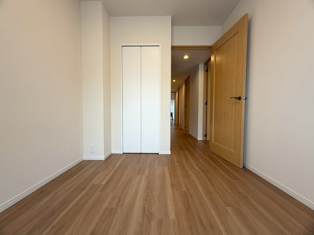このマンション、近くを通ったことある人なら、あーあれね！ってなる。広大な敷地に複数棟建つ光景は圧巻！このお部屋も３面角部屋ですから、言うことないでしょう！！な、『パークシティ横濱Ｅ棟』リノベーションの洋室|広々とした洋室です