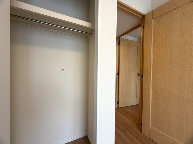 このマンション、近くを通ったことある人なら、あーあれね！ってなる。広大な敷地に複数棟建つ光景は圧巻！このお部屋も３面角部屋ですから、言うことないでしょう！！な、『パークシティ横濱Ｅ棟』リノベーションの収納|たっぷりとした収納スペースです