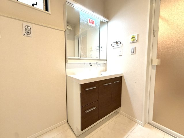 越谷市花田６丁目C号棟　新築戸建の独立洗面台|シンプルで洗練されたデザインが魅力の洗面台。サニタリールーム全体を上品な印象に引き立てます。
