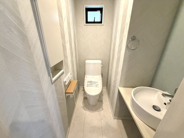 越谷市花田６丁目C号棟　新築戸建のトイレ|こもりがちな匂いを爽やかに排気する換気設備を完備。いつでも気持ちの良い空間を維持できます。