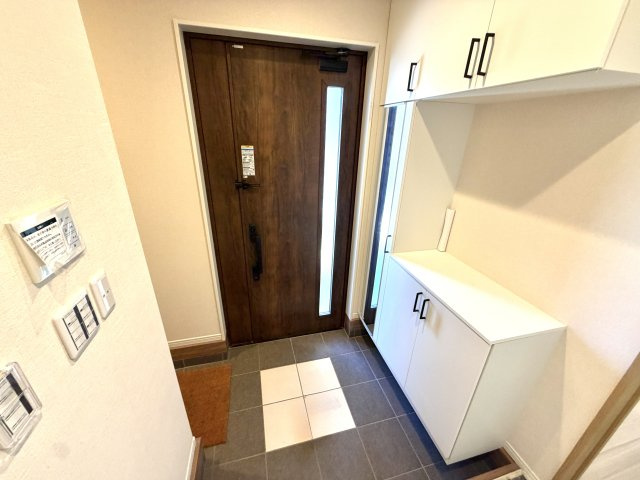 越谷市花田６丁目C号棟　新築戸建の玄関|玄関ドアには防犯性の高いダブルロックを採用。家族の安心・安全な暮らしを守ります。