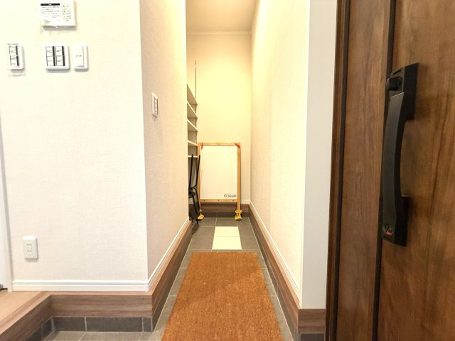 越谷市花田６丁目C号棟　新築戸建の玄関|玄関横に設けられたウォークインタイプのシューズクローク。外で使うアイテムもまとめて収納可能です。
