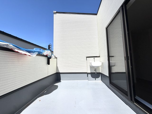 越谷市花田６丁目C号棟　新築戸建のバルコニー|手すり部分が高くプライバシーに配慮されたバルコニー。外からの視線を気にせず洗濯物を干せます。