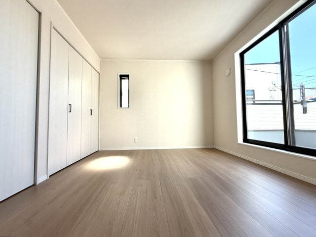 越谷市花田６丁目C号棟　新築戸建の洋室|バルコニーへ直接出入りできる開放的な洋室。朝の空気の入れ替えもスムーズに行えます。