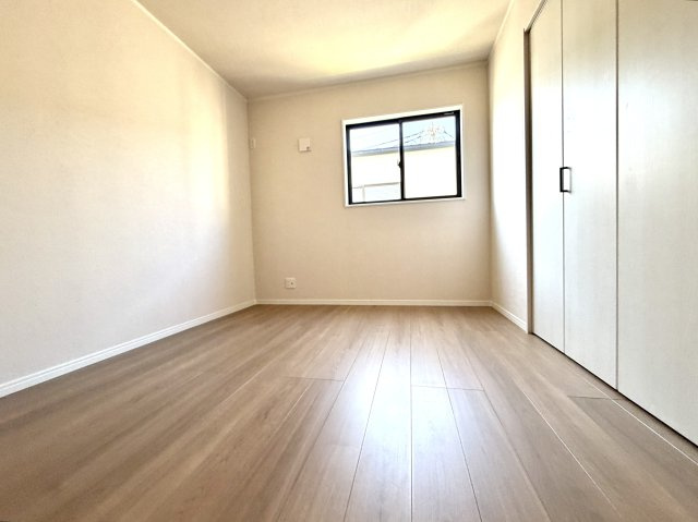 越谷市花田６丁目C号棟　新築戸建の洋室|独立した洋室はゲストルームとしても重宝。来客時にもプライベート空間を確保して優しくお迎えできます。