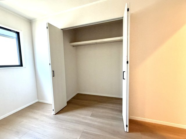 越谷市花田６丁目C号棟　新築戸建の収納|整理整頓がしやすいシステム収納。衣類から小物まで一箇所にスッキリ収まります。