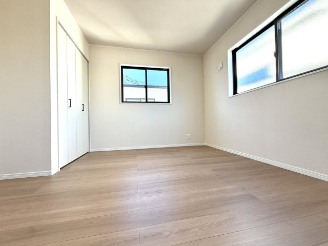 越谷市花田６丁目C号棟　新築戸建の洋室|将来的に仕切ることも可能なレイアウトの洋室。ご家族の成長やライフスタイルの変化に対応できます。