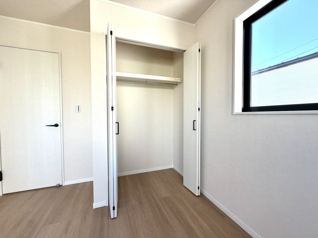 越谷市花田６丁目C号棟　新築戸建の収納|天井近くまで高さを活かした大容量の収納スペース。かさばる布団や衣類ケースもまとめて収まります。
