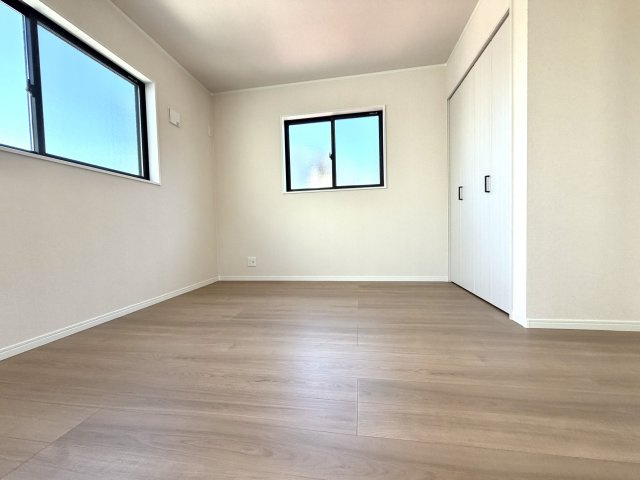 越谷市花田６丁目C号棟　新築戸建の洋室|リビングから少し離れた静かな洋室。夜も周囲の音を気にせず、ゆっくりと休むことができる寝室です。