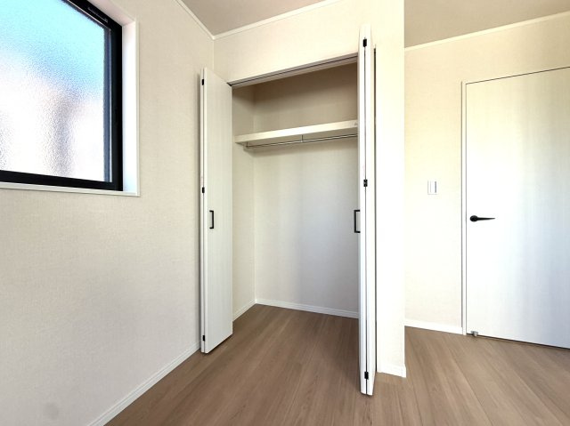 越谷市花田６丁目C号棟　新築戸建の収納|ロングコートや丈の長いワンピースもシワにならず綺麗に掛けられる、高さにゆとりがある収納です。