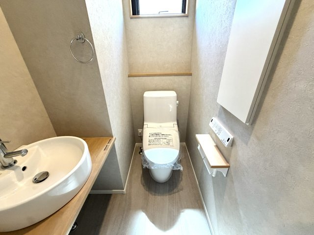 越谷市花田６丁目C号棟　新築戸建のトイレ|2つ目のトイレがあることで来客時もご家族が気兼ねなく利用可能。お互いのプライバシーを守れます。