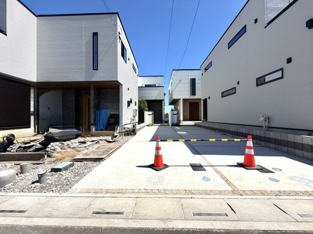 越谷市花田６丁目C号棟　新築戸建の駐車場|縦列で2台分の車を停められる広い駐車スペース。ご夫婦での複数台所有や来客時にも大変便利です。