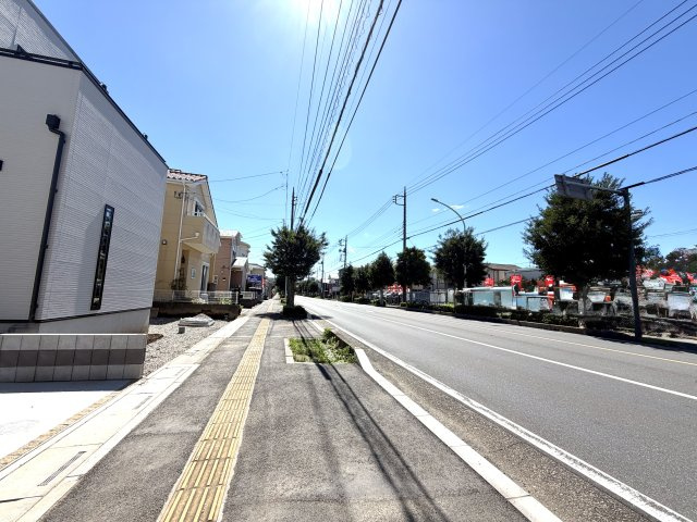 越谷市花田６丁目C号棟　新築戸建の前面道路含む現地写真|接道方向からの陽当たりと風通しをしっかり確保。通行人の視線が気になりにくく、プライバシーも保てます。
