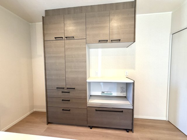 越谷市花田６丁目C号棟　新築戸建のキッチン|キッチンと統一感のある洗練されたデザインのカップボード。見た目も美しく空間に馴染みます。