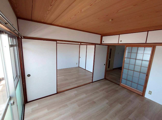 丸吉ビル【キャッシュバック対象物件】の洋室|落ち着いた色調の洋室です